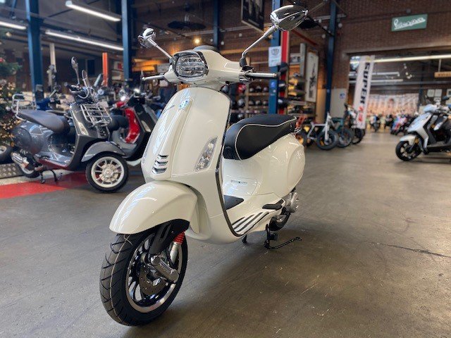 Vespa Sprint Wit Bianco E4 kopen of leasen | Amsterdam - Scooterspot 1000m2  scooterwinkel in Amsterdam
