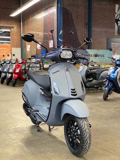 Vespa Sprint Custom Eisengrau - Scooterspot 1000m2 scooterwinkel in  Amsterdam