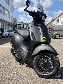 Custom Vespa Sprint Black 2 Grey Lamborghini voor