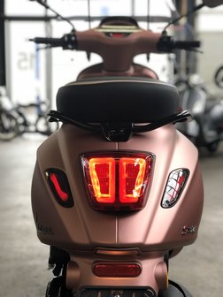 Custom Vespa Sprint Champagne Rose achter