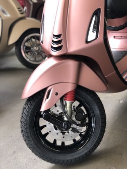 Custom Vespa Sprint Champagne Rose voorwiel 2