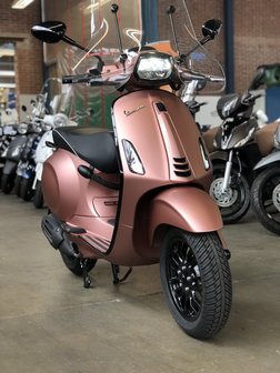 Custom Vespa Sprint Champagne Rose zijkant voor