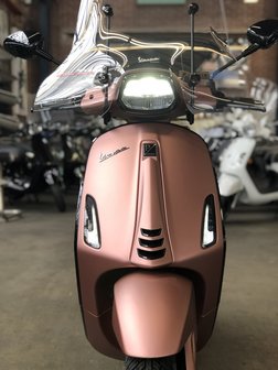 Custom Vespa Sprint Champagne Rose voorkant