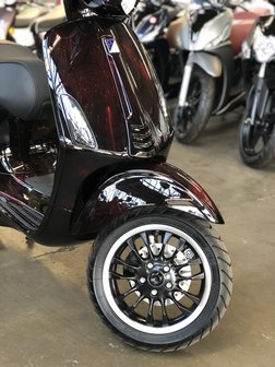 Custom Vespa Sprint Guerra D&#039;Arte voorkant