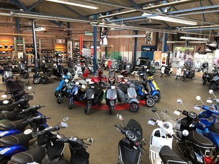 Showroom met Sym scooters