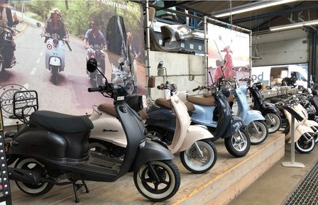 Santini San Remo scooters in de showroom