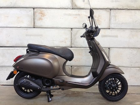 Vespa-Sprint-Opaco-Cioccolato-Scooterspot2