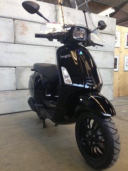 Vespa-Custom-Black-Edition