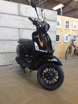 Vespa-Custom-Black-Edition11