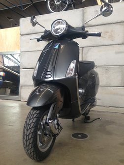 Vespa Primavera Grigio Silverstone