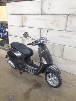 Vespa Primavera Grigio Silverstone