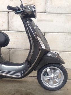 Vespa Primavera Grigio Silverstone