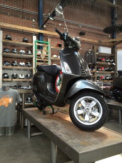Vespa Primavera Grigio Silverstone