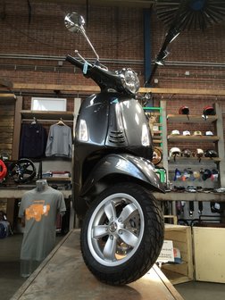 Vespa Primavera Grigio Silverstone