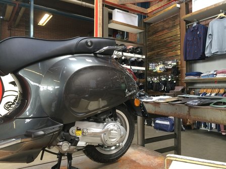 Vespa Primavera Grigio Silverstone