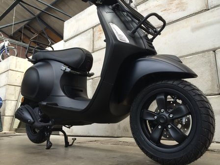 Vespa Primavera Black Bliss