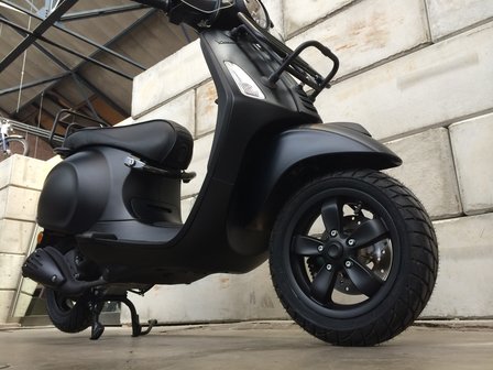 Vespa Primavera Black Bliss