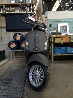 Vespa Sprint Guerrilla Green