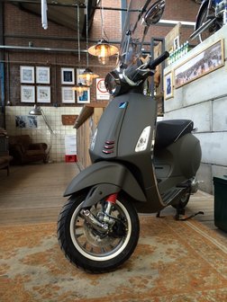 Vespa Sprint Guerrilla Green