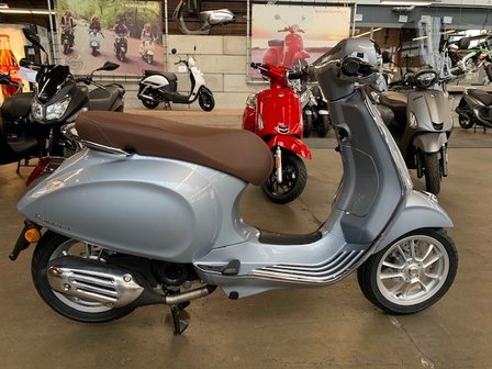 Vespa Primavera Grigio G01 rechts