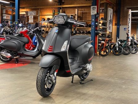 Vespa Sprint scooter E5 matzwart Iget model 2022