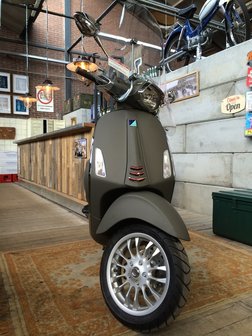 Vespa Sprint Guerrilla Green