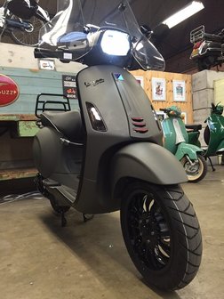 Custom Vespa Sprint Guerrilla Green2