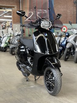 Vespa Sprint Glanszwart E5 Completare (Inclusief volledig accessoire pakket)