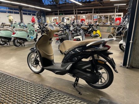 Piaggio Liberty Nero 25km/h E4 SHOWROOM MODEL - Scooterspot 1000m2  scooterwinkel in Amsterdam