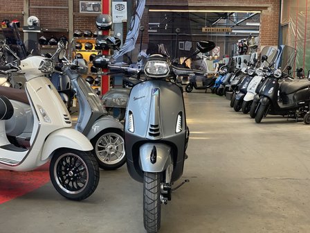 Vespa Sprint Steel Grey voorkant