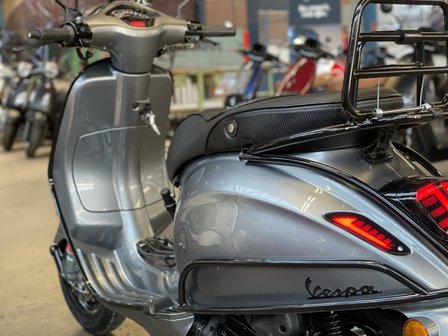 Vespa Sprint Steel Grey linksachter