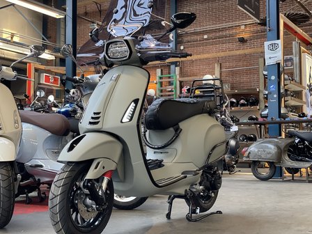 Vespa Sprint Opaco Terriccio rechtsvoor onder