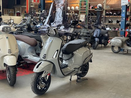 Vespa Sprint Nardo &#039;22 rechtsvoor