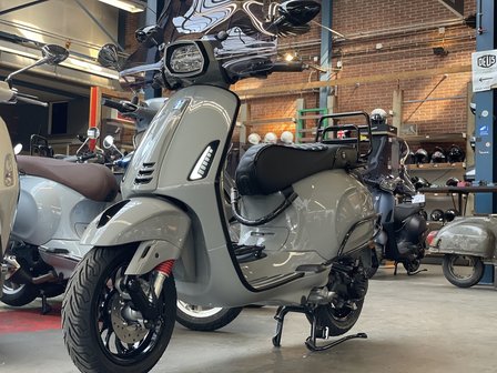 Vespa Sprint Nardo &#039;22 rechtsvoor onder