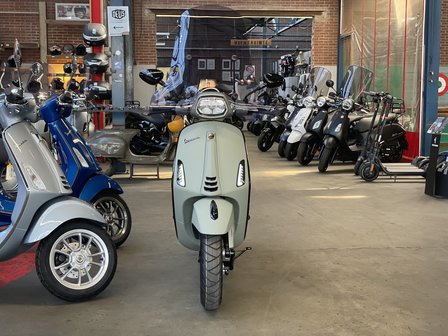 Vespa Sprint Opaco Terriccio Al Verde voorkant