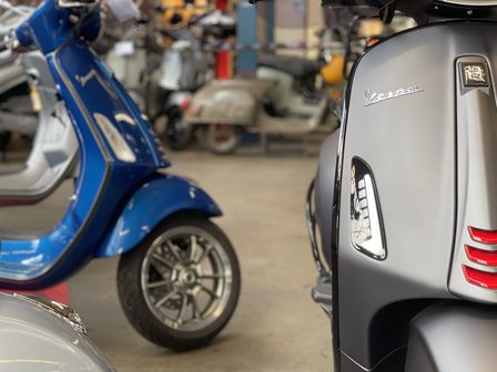 Vespa Sprint Completare Matgrijs linksvoor zoom