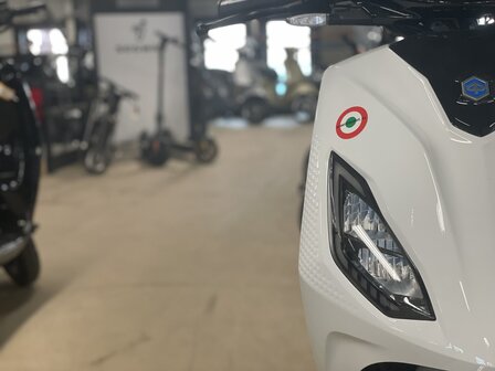 Piaggio 1+ Forever White linksvoor zoom