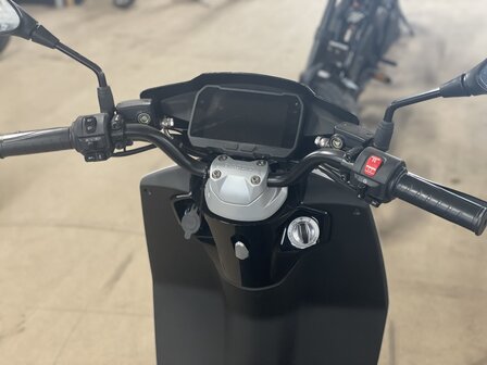 Piaggio 1+ Forever White display