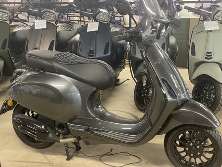 Vespa Sprint Grigio Silverstone zijkant