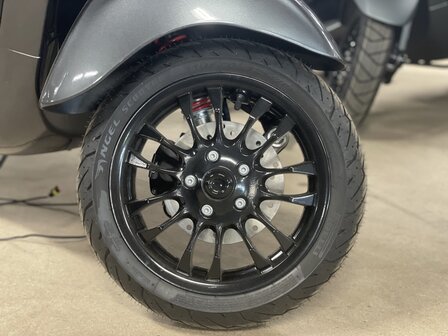 Vespa Sprint Grigio Silverstone velg