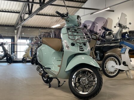 Vespa Primavera Pic Nic Green Relax rechtsvoor showroom