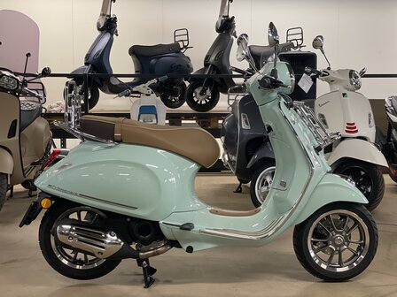 Vespa Primavera Pic Nic Green Relax zijkant rechts showroom