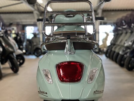 Vespa Primavera Pic Nic Green Relax achterkant zoom showroom