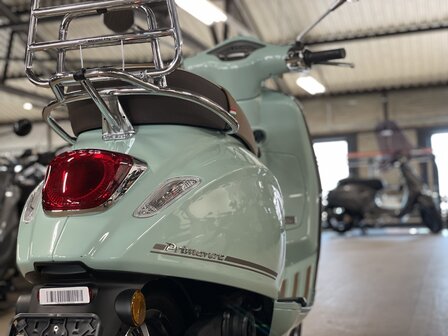 Vespa Primavera Pic Nic Green Relax rechtsachter zoom showroom