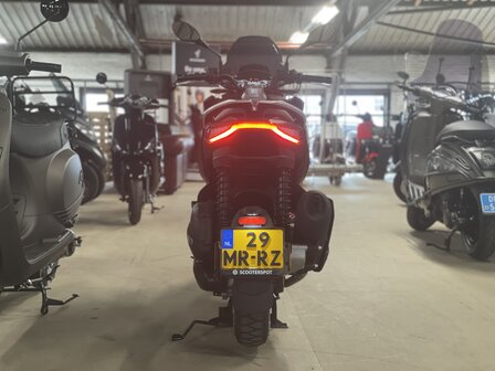 Aprilia SR GT showroom achter