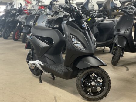 Piaggio 1 Forever Black 45km DEMO  rechtsvoor