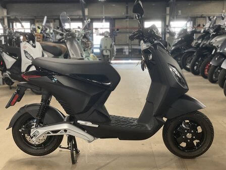 Piaggio 1 Forever Black 45km DEMO zijkant