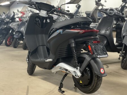 Piaggio 1 Forever Black 45km DEMO linksachter