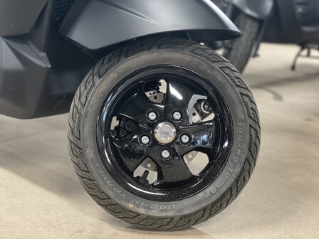 Piaggio 1 Forever Black 45km DEMO velg