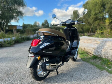 Vespa Primavera Nero Vulcano scooter zwart E5 I-GET